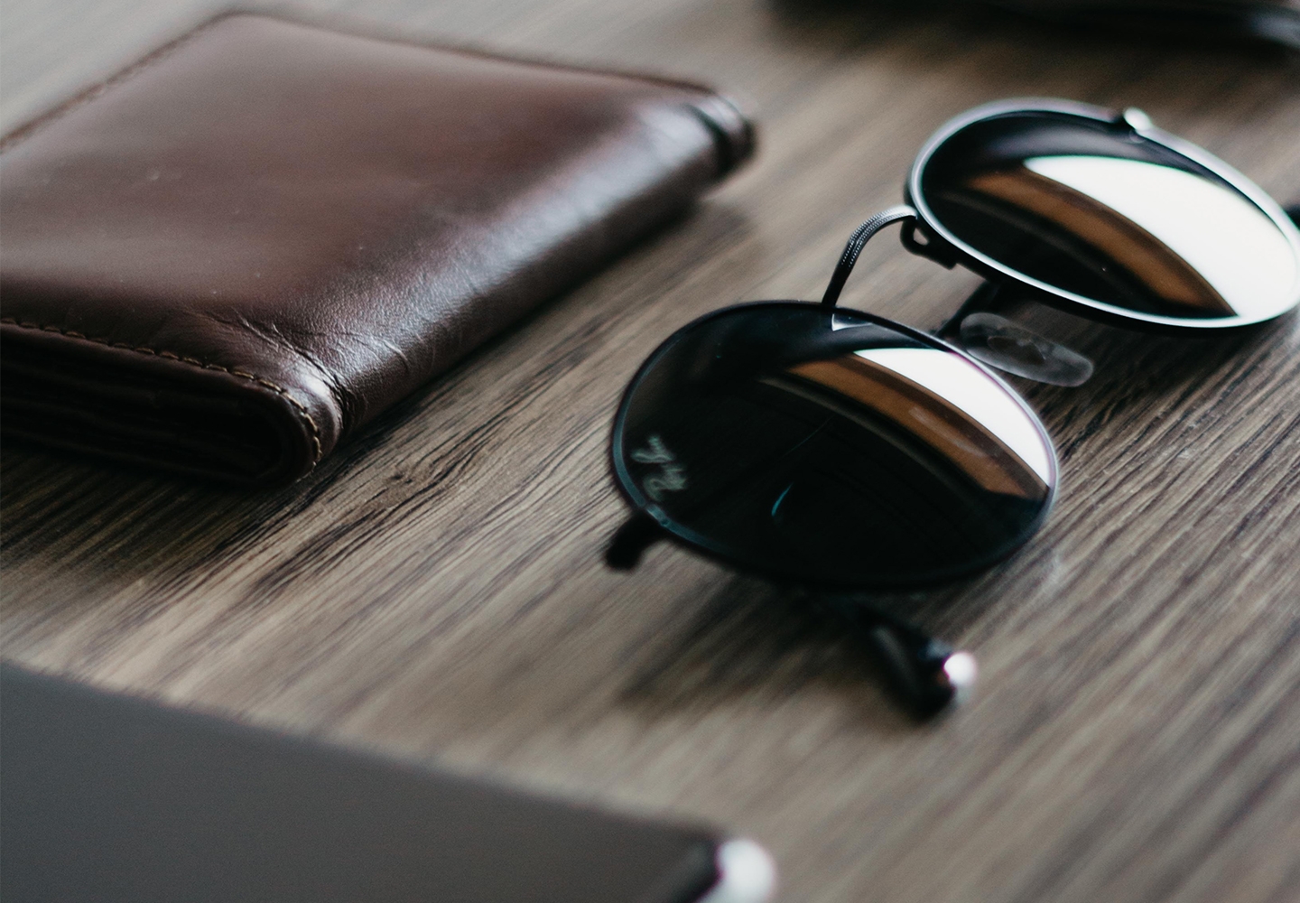 Lunettes solaires à côté d'un portefeuille
