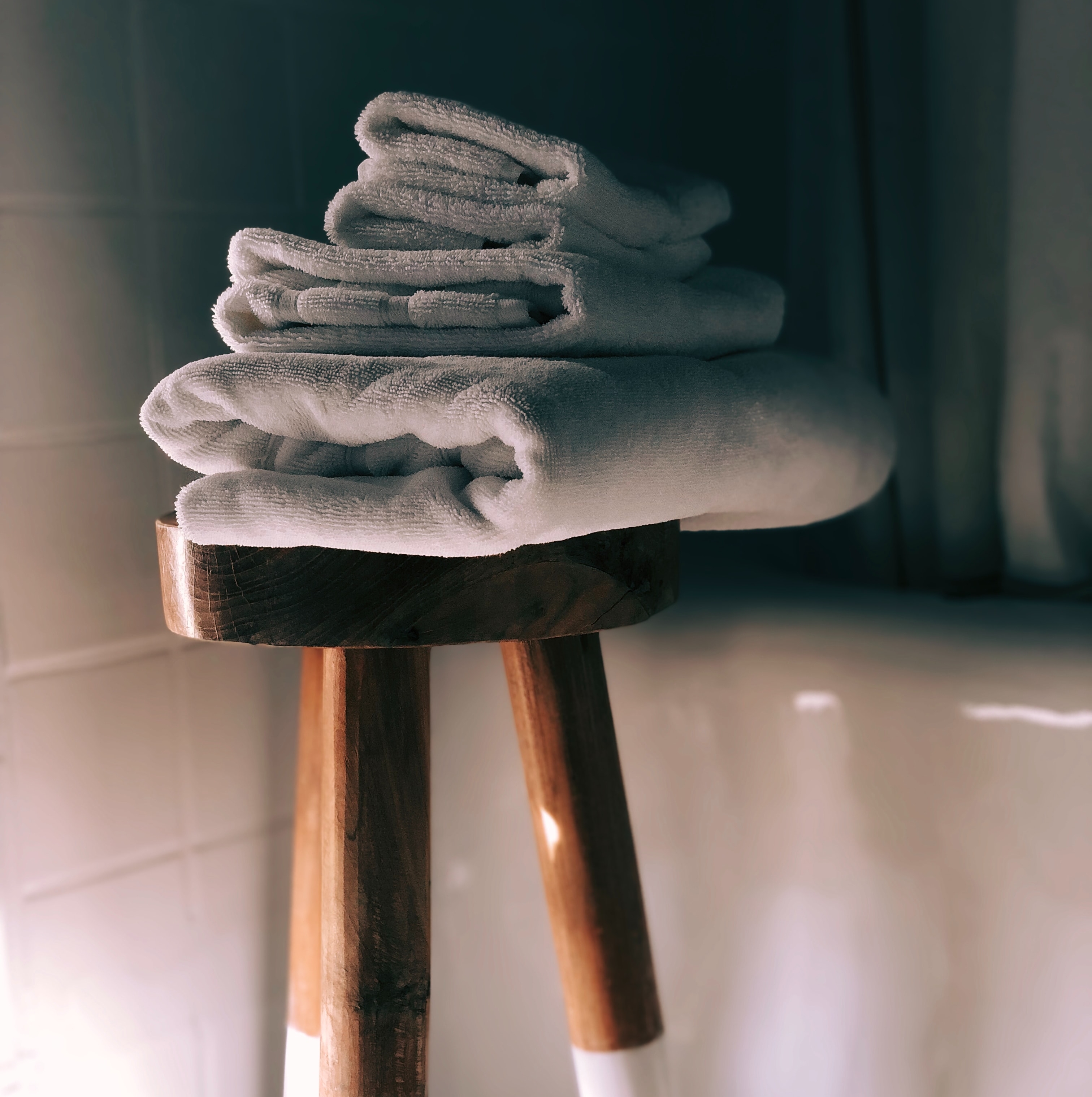Serviettes sur un tabouret dans une salle de bain
