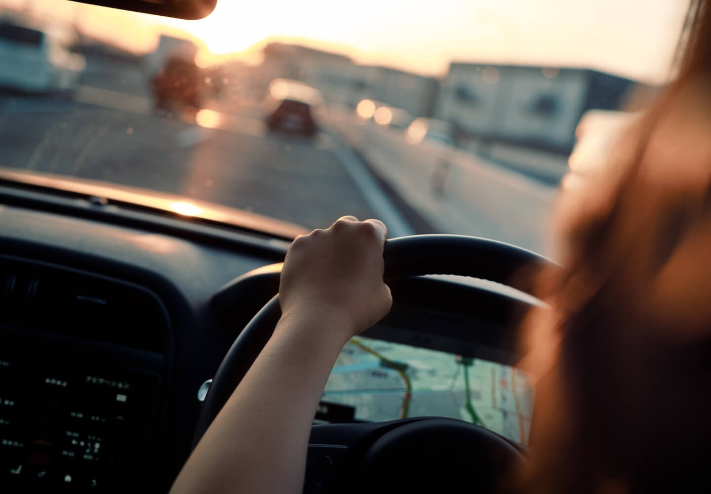 Chauffeur entrain de conduire son automobile