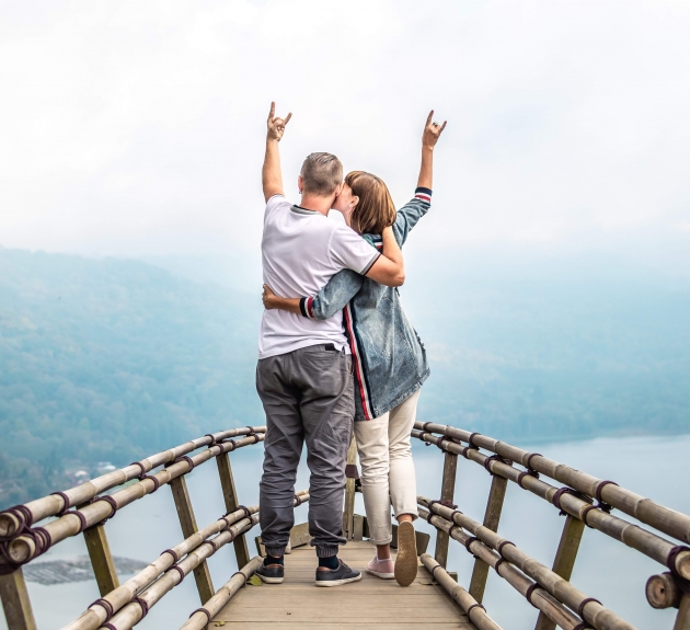 Couple de patients dans la quarantaine en voyage
