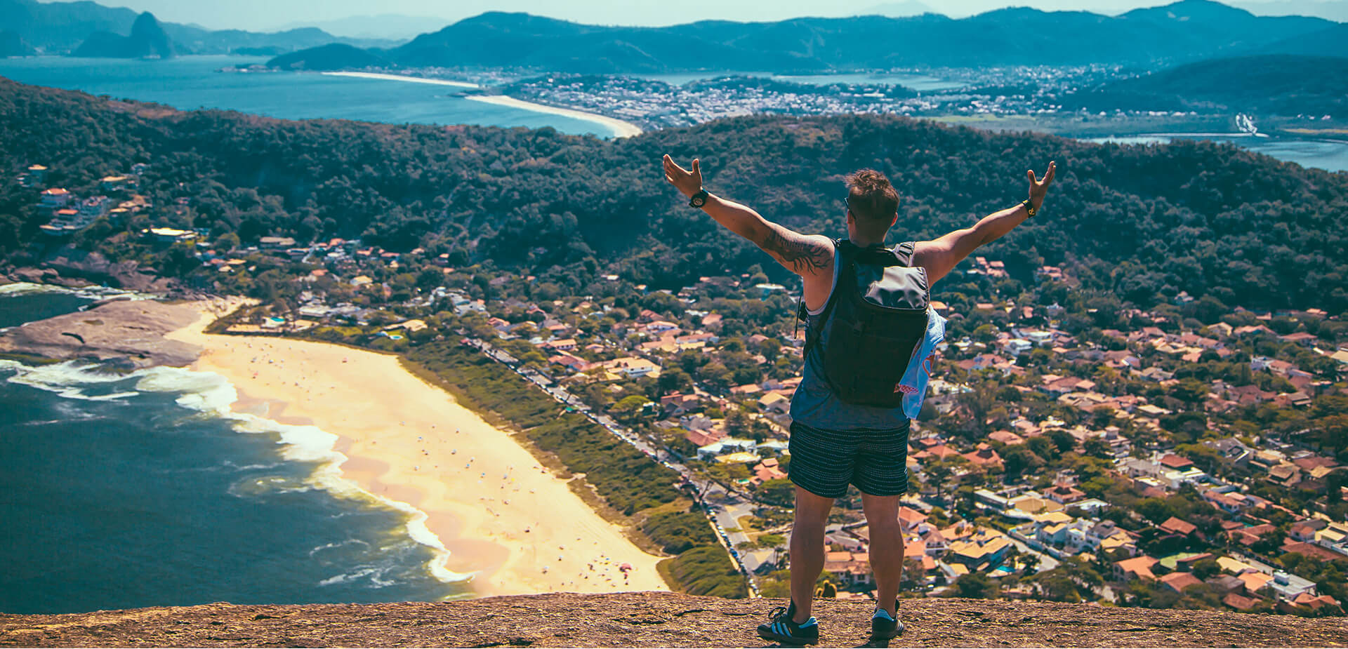 Voyageur observant une magnifique vue sur un belvédère