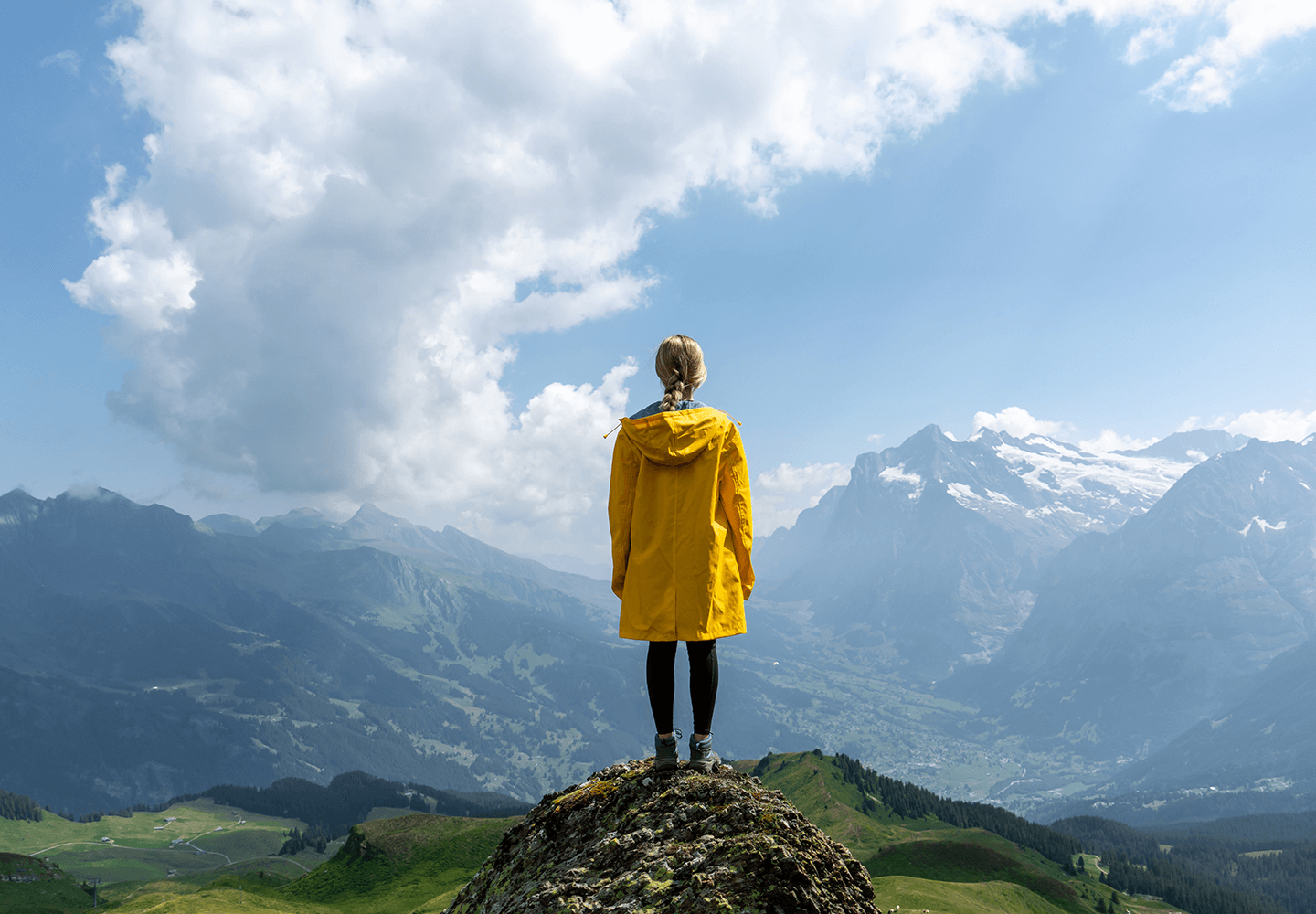 Jeune patiente en voyage dans les alpes profitant de sa nouvelle vue
