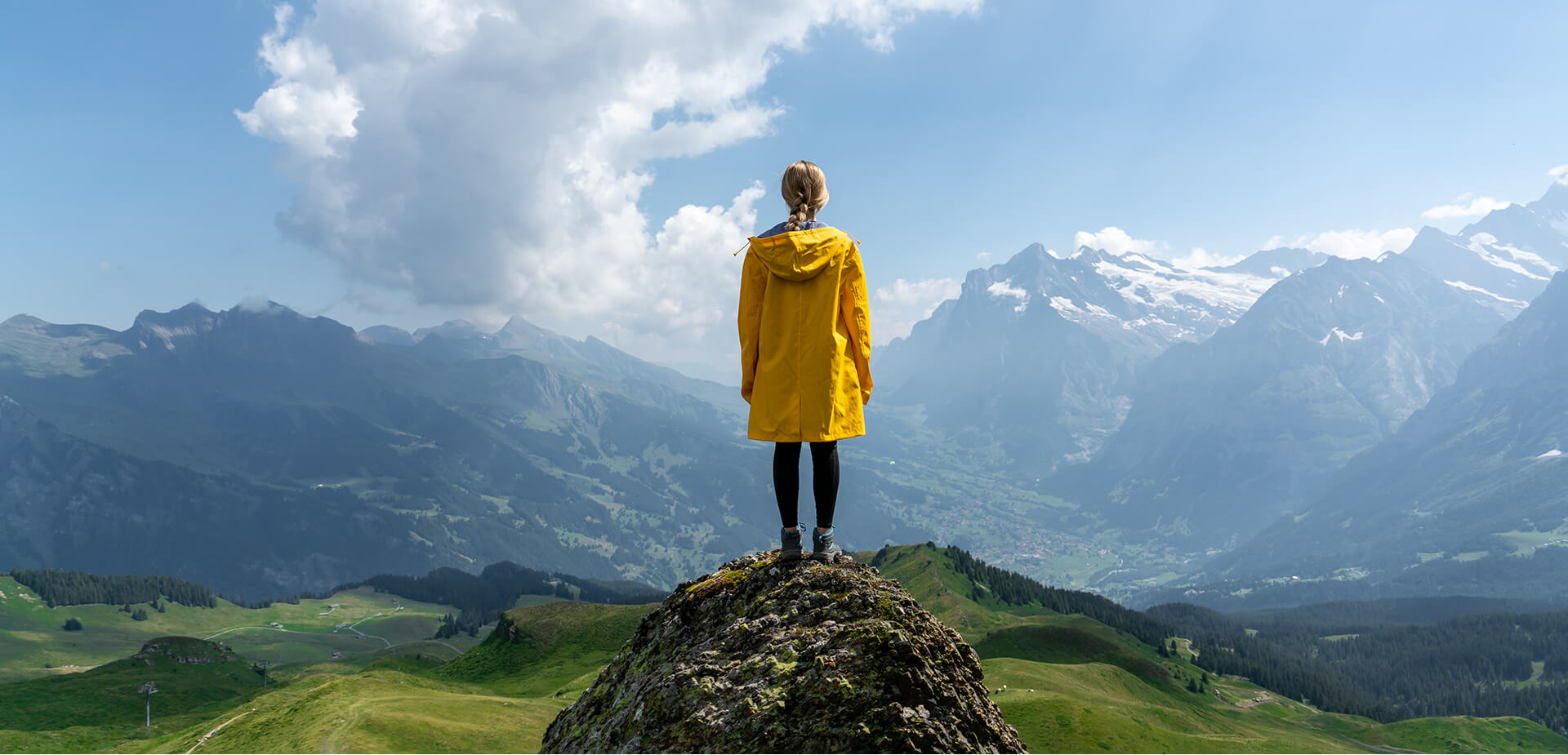 Jeune femme dans les alpes profitant de sa nouvelle vue