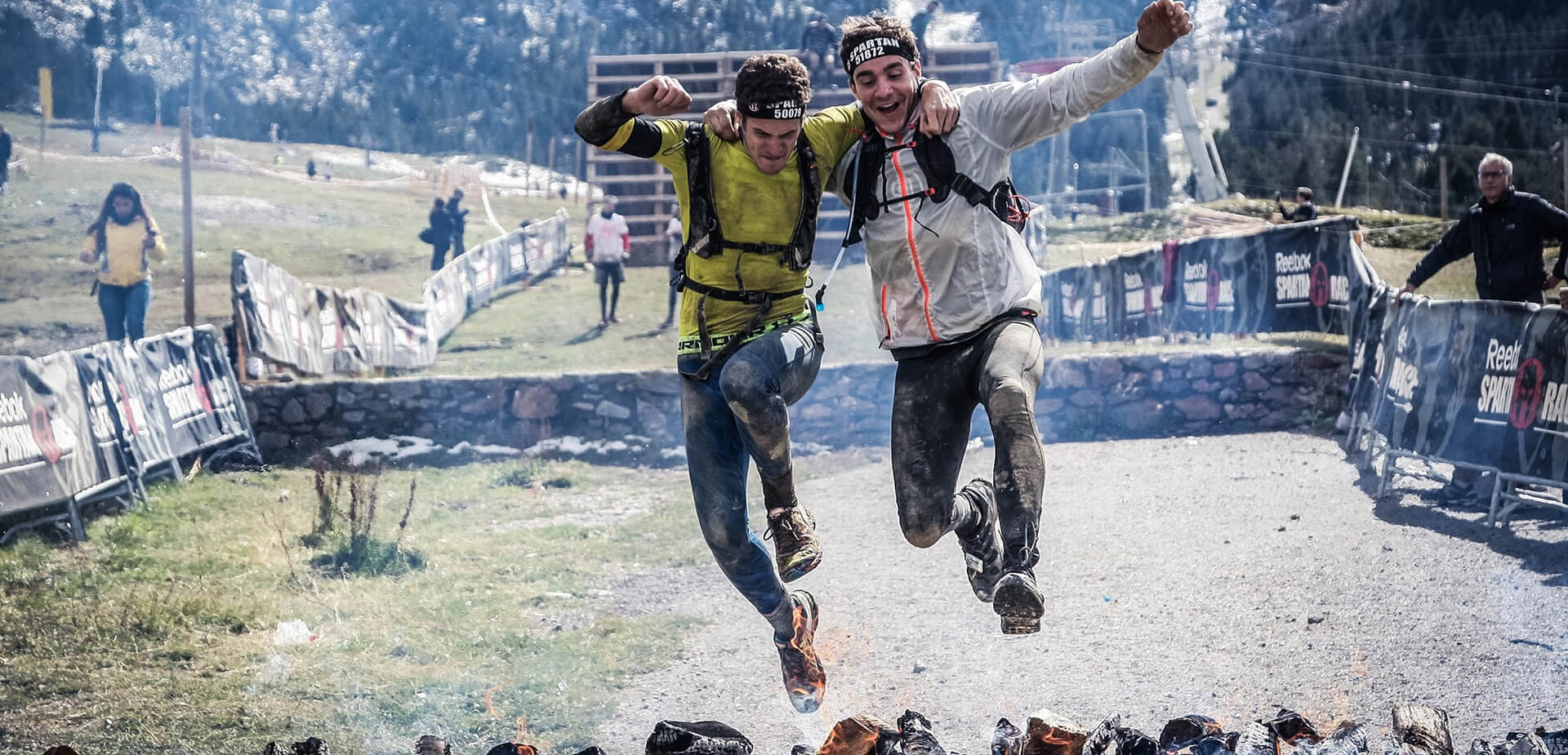 Duo de sportifs faisant une course à obstacle