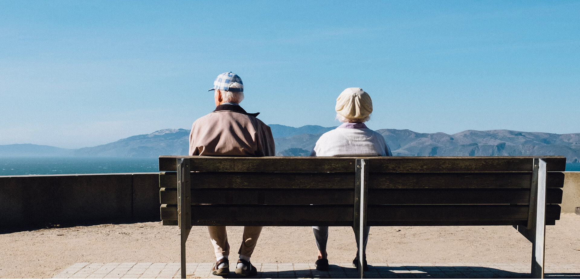 Couple de retraités profitant d'un point de vue en montagne