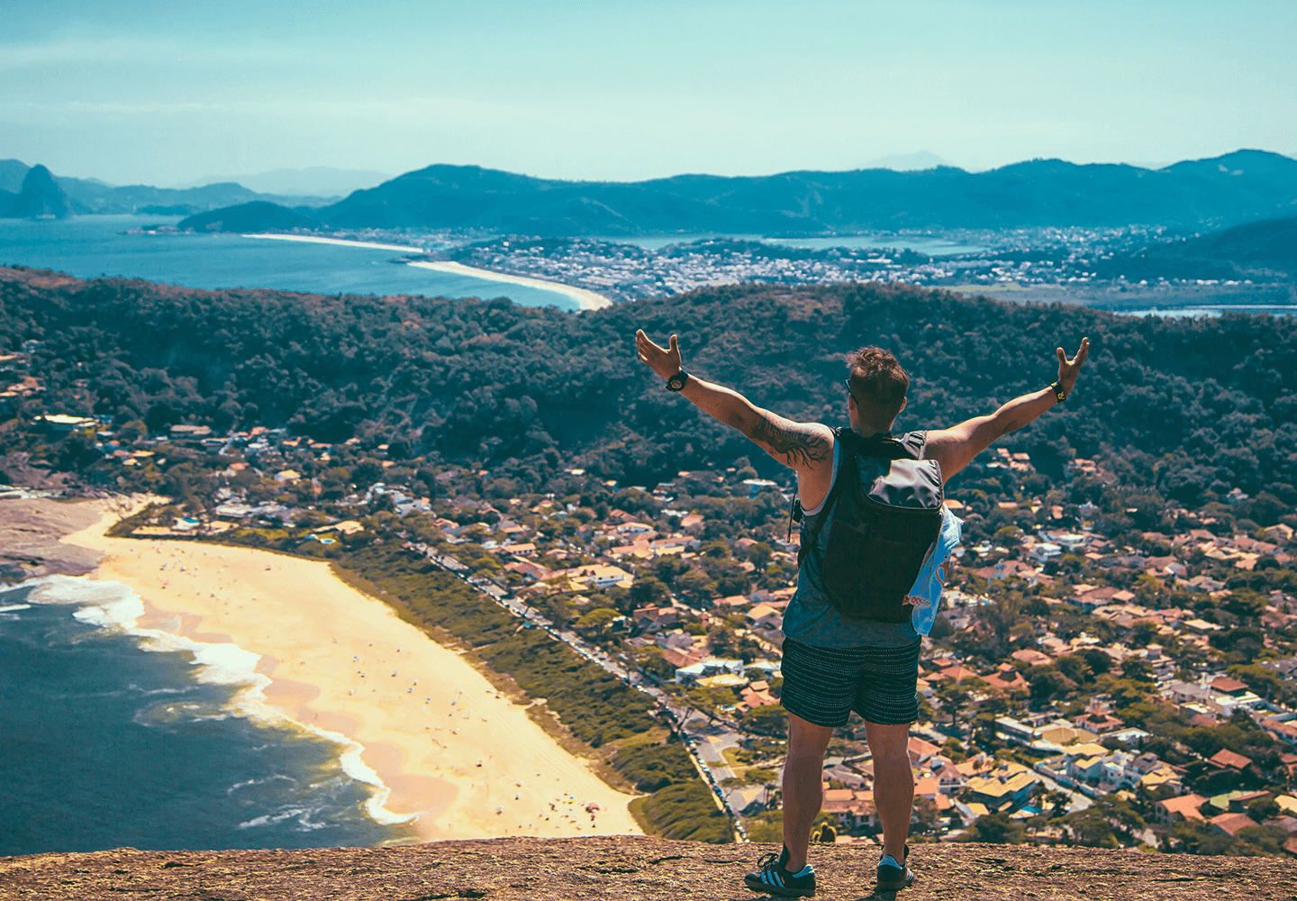 Homme dans la quarantaine stupéfait devant un magnifique point de vue en voyage