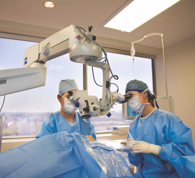 Ophtalmologiste opérant un patient à la clinique d'ophtalmologie IRIS