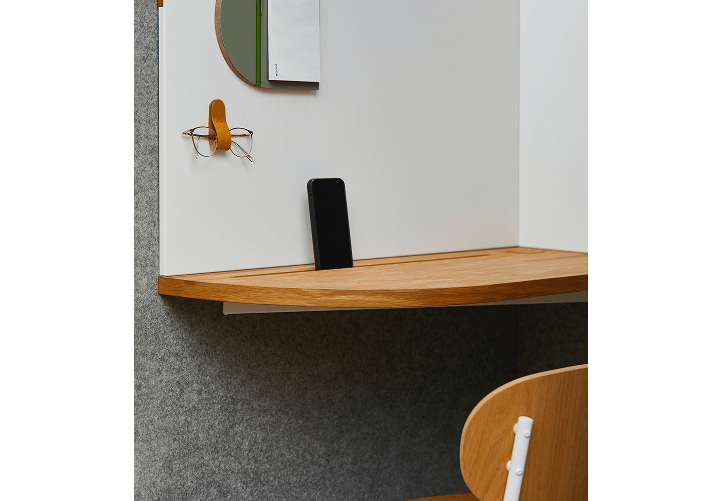 Téléphone sur un bureau dans une pièce permettant le calme