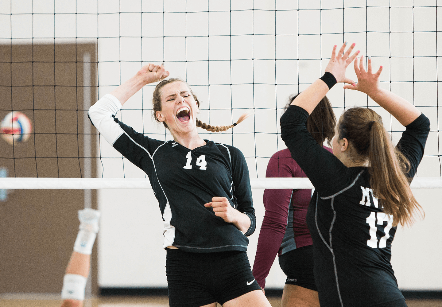 Jeune équipe de volleyball qui célèbre une victoire