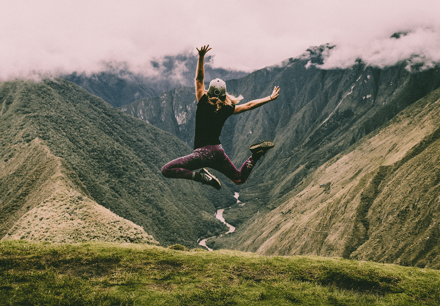 Jeune femme en voyage profitant de la belle vue