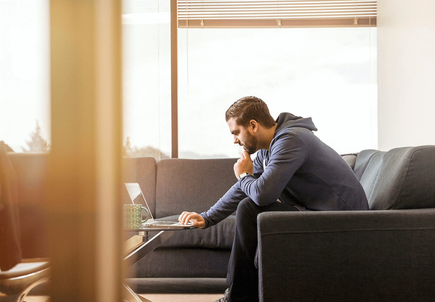 Patient assis devant son ordinateur prêt pour une téléconsultation